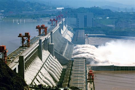 三峡大坝、壮大な水力発電と雄大な景色！