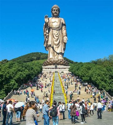 広大な草原と雄大な石窟が織りなす壮観！ 靈山大佛